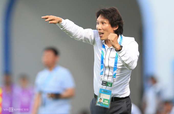 HLV Gong Oh-kyun chỉ đạo Việt Nam trong trận hòa Hàn Quốc 1-1 tại vòng chung kết U23 châu Á 2022. Ảnh: Lâm Thoả