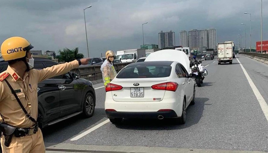 Kịp thời xử lý nhiều phương tiện gặp sự cố trên đường Vành đai 3 trên cao. (Nguồn: Hànộimới)