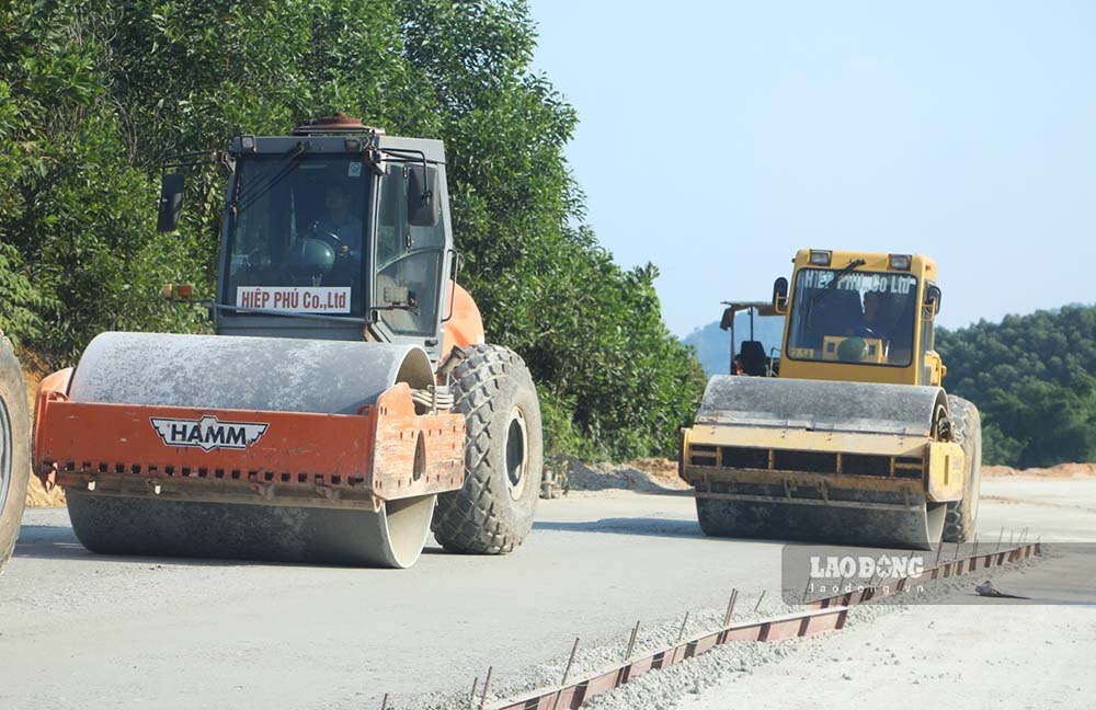 Ông Phạm Quang Hiệp - Giám đốc Công ty TNHH Hiệp Phú cho biết, đơn vị thi công từ Km2+500 đến Km5+700, cơ bản đã xong phần rải cấp phối đá dăm lớp 1 và lớp 2, hiện tại đang tiến hành rải cấp phối đá dăm gia cố xi măng. Nhiều đoạn đã đủ điều kiện để thảm nhựa.