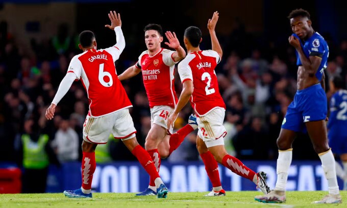 Declan Rice (thứ hai từ trái sang) mừng bàn rút ngắn tỷ số xuống 1-2 cho Arsenal trước Chelsea trên sân Stamford Bridge, thành phố London, vòng chín Ngoại hạng Anh tối 21/10/2023. Ảnh: PA