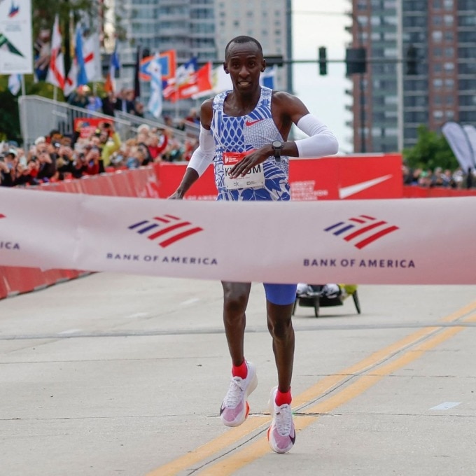 Kiptum trong khoảnh khắc về nhất với thành tích kỷ lục thế giới tại Chicago Marathon 2023 ngày 8/10. Ảnh: AFP