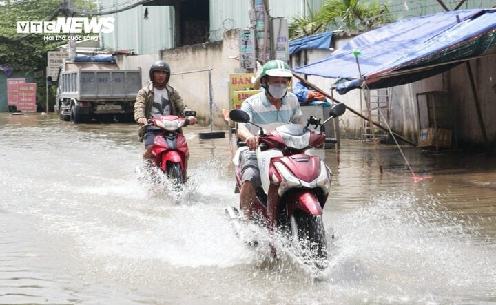 Thời tiết tại TP.HCM hôm nay 26/10, nhiều mây, hiều và tối có mưa rào và dông, cục bộ có mưa to.