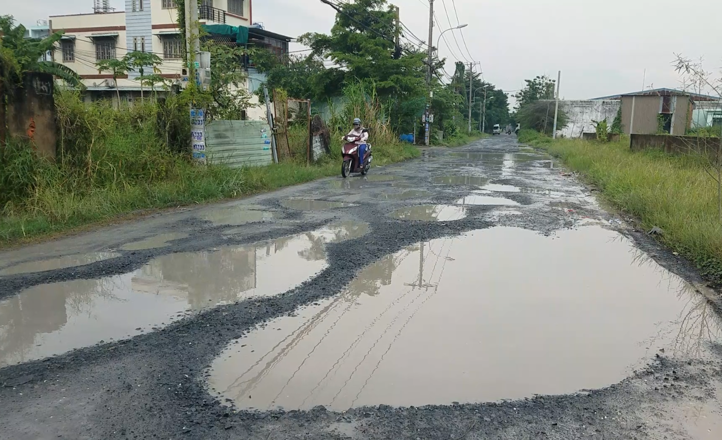 Đường Bà Điểm 4 xuống cấp kiến nghị nhiều năm chưa làm: chúng tôi bị &quot;lãng quên&quot; - Ảnh 1.