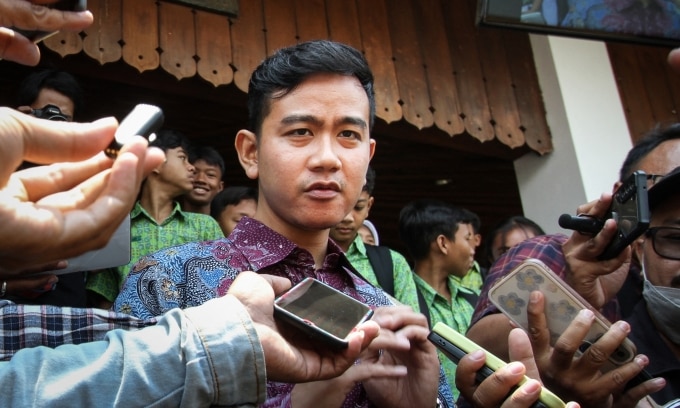 Ông Gibran Rakabuming Raka trả lời truyền thông tại Solo, miền trung Java, Indonesia, hôm 19/10. Ảnh: AFP