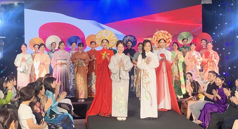 ‘Sắc Thu Việt-Nhật’: Cuộc giao lưu giữa áo dài và kimono