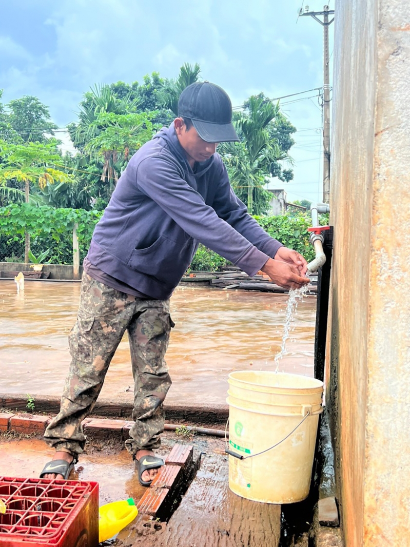 Nhờ Chương trình cho vay nước sạch và vệ sinh môi trường nông thôn nông thôn, gia đình ông Y Sương Niê Niê ở buôn Ea Mđroh, xã  Ea Mđroh, huyện Cư M’gar có đủ nguồn nước sạch sử dụng, bảo đảm an toàn vệ sinh cho gia đình.