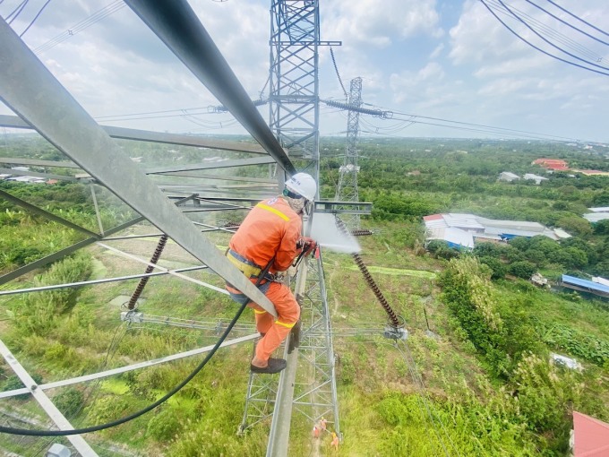 Công nhân truyền tải điện kiểm tra, sửa chữa tại một đoạn đường dây 500 kV Bắc - Nam. Ảnh: EVNNPT