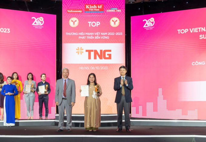 Đại diện TNG Holdings Vietnam nhận giải Thương hiệu mạnh 2022 – 2023, ngày 6/10, Hà Nội. Ảnh: TNG Holdings Vietnam