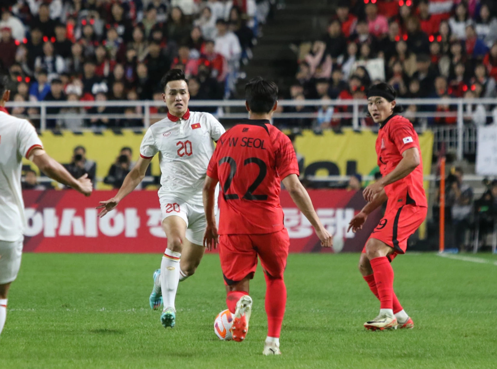 HLV Klinsmann: 'Đội tuyển Việt Nam gây nhiều khó khăn cho Hàn Quốc' - Ảnh 1.