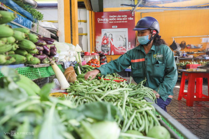 Người dân mua rau ở khu chợ tại phường Phước Long B, TP Thủ Đức. Ảnh:Quỳnh Trần