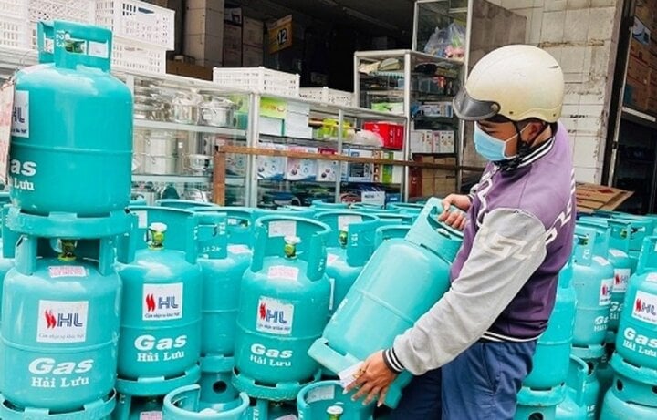 Giá gas tăng liên tiếp khiến người tiêu dùng gặp nhiều khó khăn (Ảnh minh hoạ).