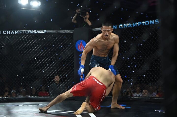 Phạm Công Minh đánh bại Ngô Hồng Giang bằng knock-out kỹ thuật.