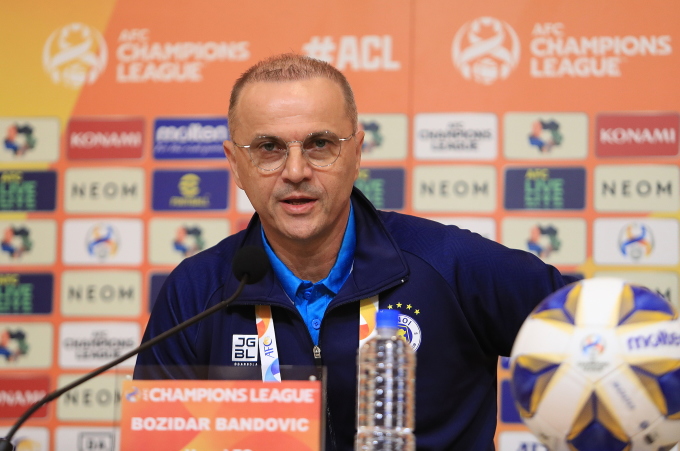 HLV Bozidar Bandovic dự họp báo trước trận Hà Nội FC gặp Urawa Red Diamonds tại AFC Champions League 2023-2024.