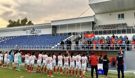 Đội tuyển nữ Việt Nam chào các khán giả Việt Nam trên khán đài sân Lokomotiv vào chiều 29-10