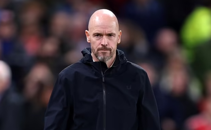 HLV Ten Hag trầm ngâm rời sân Old Trafford sau trận đấu Galatasaray. Ảnh: AFP