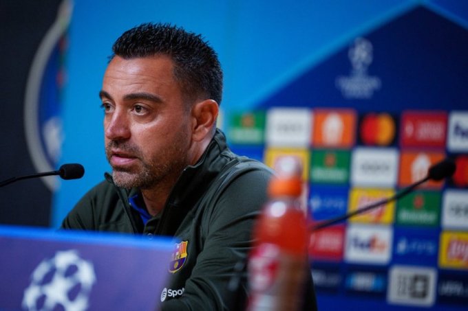 HLV Xavi trong họp báo trước trận đấu Porto ở Champions League. Ảnh: AFP