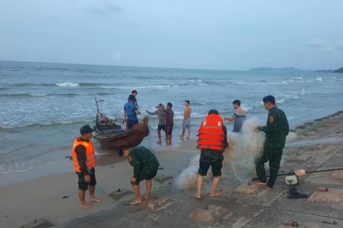 Bộ đội biên phòng cùng người dân dùng lưới tìm kiếm tung tích hai học sinh gặp nạn. Ảnh: Vạn An