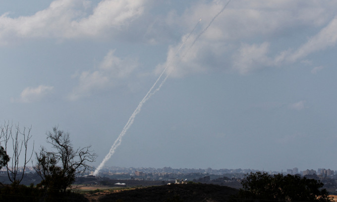 Rocket phóng từ Dải Gaza về phía Israel hôm 15/10. Ảnh: Reuters