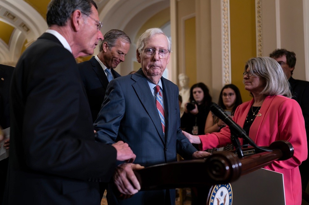 (09.02) Thượng nghị sĩ Mitch McConnell (giữa), lãnh đạo phe thiểu số tại Thượng viện, đã 2 lần gặp vấn đề sức khỏe ngay giữa họp báo. (Nguồn: AP)