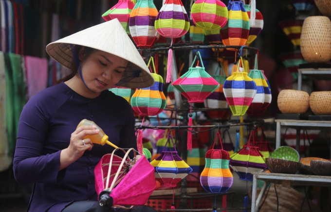 Nghề làm đèn lồng ở Hội An. Ảnh: Đắc Thành