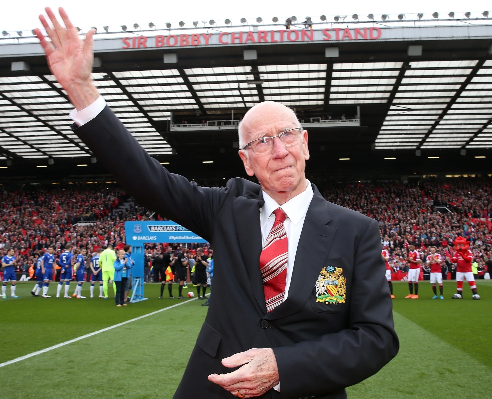 Huyền thoại CLB M.U và bóng đá Anh, Sir Bobby Charlton qua đời ở tuổi 86 - Ảnh 1.