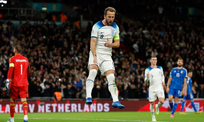 Harry Kane nhảy mừng bàn gỡ hòa từ phạt đền. Ảnh: Guardian