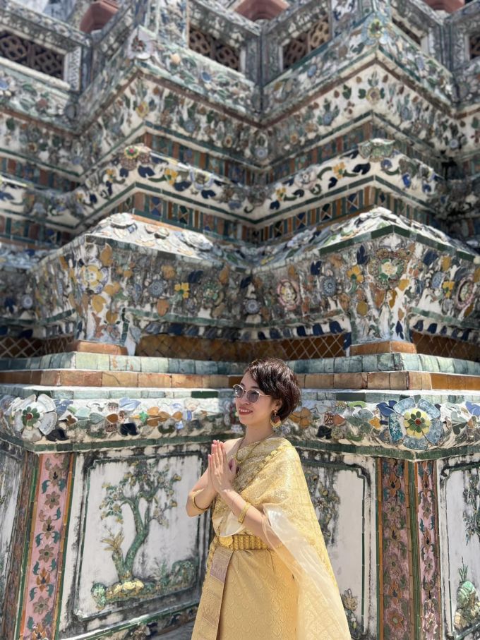 Khách Việt tạo dáng tạo đền Wat Arun, Bangkok, Thái Lan hồi tháng 6. Ảnh: Nguyễn Hưởng