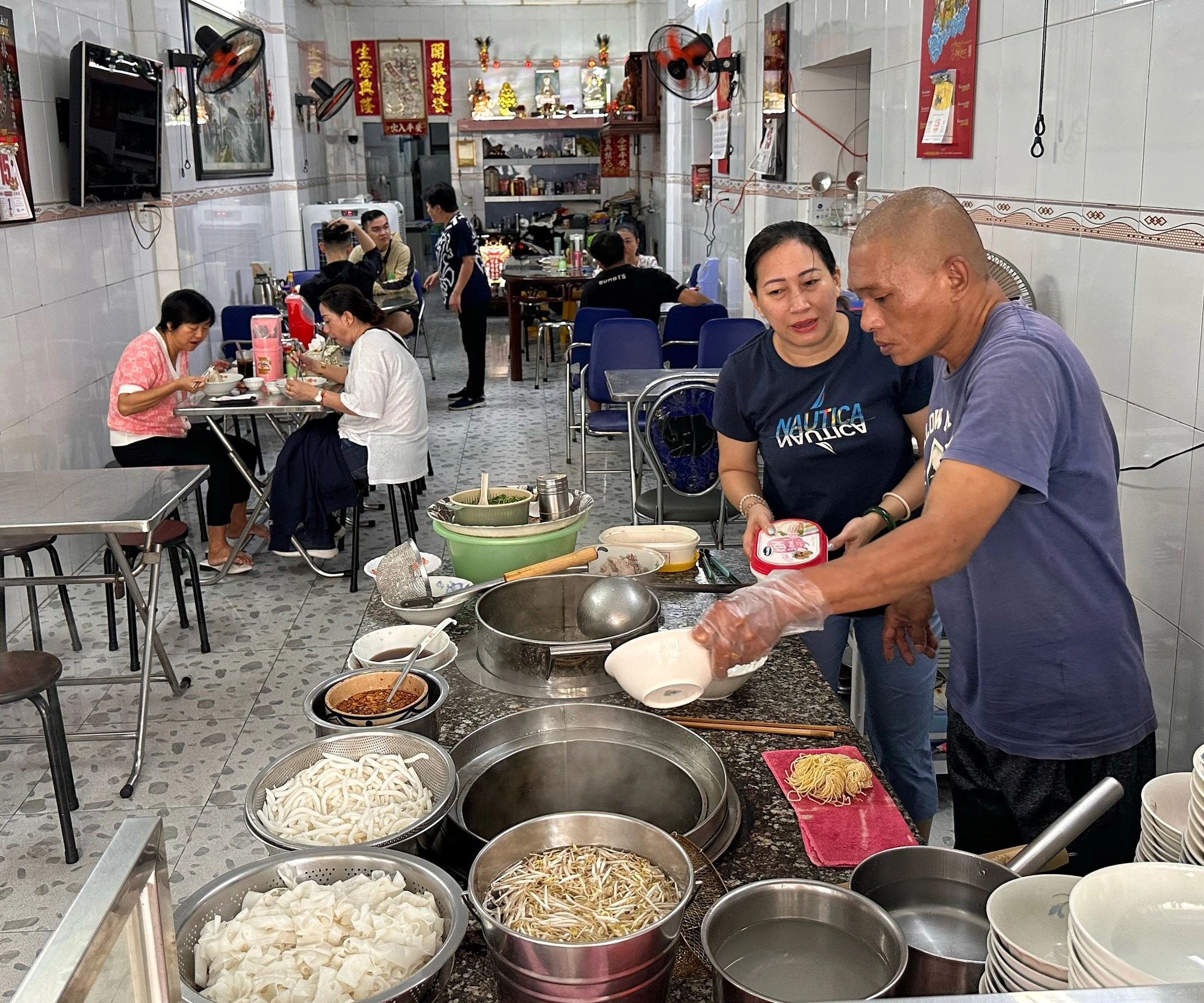 ‘Hủ tiếu nhà giàu' TP.HCM nửa thế kỷ, rẻ nhất 100.000 đồng/tô: Khách mê món độc, lạ - Ảnh 1.