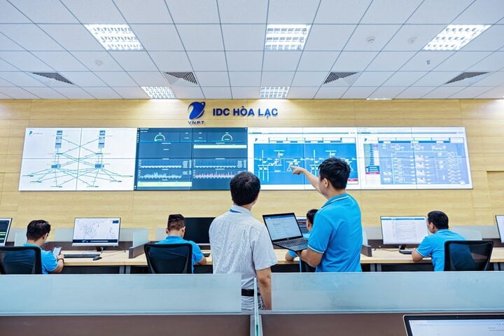 VNPT IDC Hòa Lạc điều hành bởi các kỹ sư được đào tạo bài bản, giàu kinh nghiệm, hầu hết đã có chứng chỉ chuyên sâu về Data Center như CDFOM, CDRP, CDMS, CTDC, CCNA, CCNP.