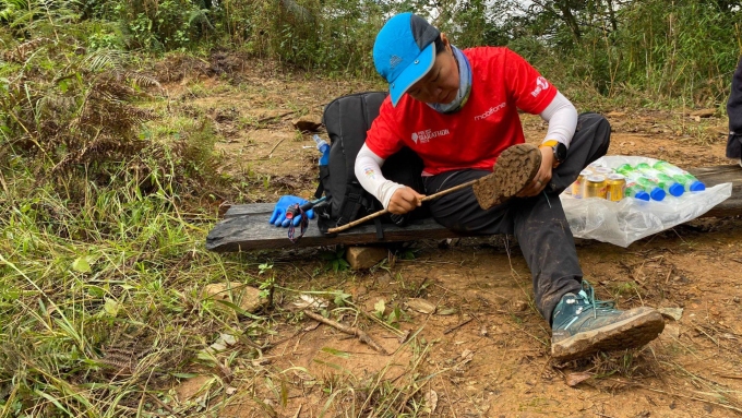 Chọn một đôi giầy tốt sẽ khiến cho hành trình leo núi dễ chịu hơn. Ảnh: Hồng Phương