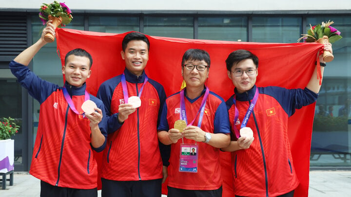 Chuyên gia Park Chung-gun (đeo kính) cùng VĐV Phạm Quang Huy giành HCV ASIAD 19.