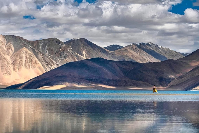 hồ Pangong Tso ở Ladakh cao 4.300 m. Ảnh: Tuấn Đào