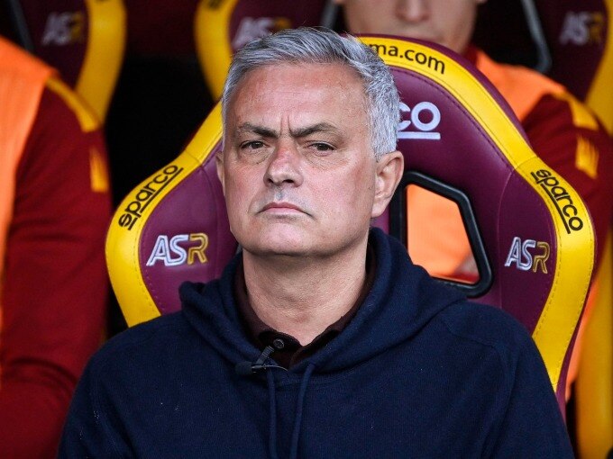 Mourinho trong một trận dẫn dắt Roma tại Serie A mùa này. Ảnh: EFE