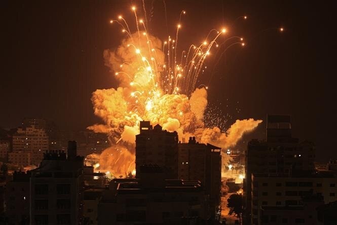 Tên lửa phát nổ trong cuộc không kích của quân đội Israel xuống Dải Gaza ngày 8/10/2023. (Ảnh: AFP)