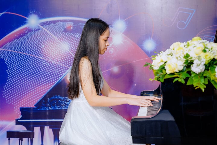 Image NSND Trung Hiếu image beautiful - People's Artist Trung Hieu sits in the hot seat of the 2024 Piano ...