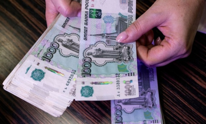 Nhân viên đếm các tờ 1.000 ruble trong một ngân hàng tại Nga. Ảnh: Reuters