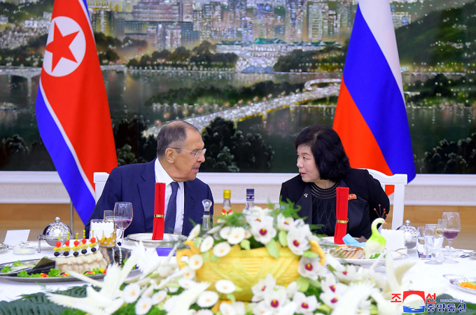 Ngoại trưởng Nga Sergey Lavrov (trái) và Ngoại trưởng Triều Tiên Choe Son-hui trong tiệc chào mừng tại Bình Nhưỡng ngày 18/10. Ảnh: AFP