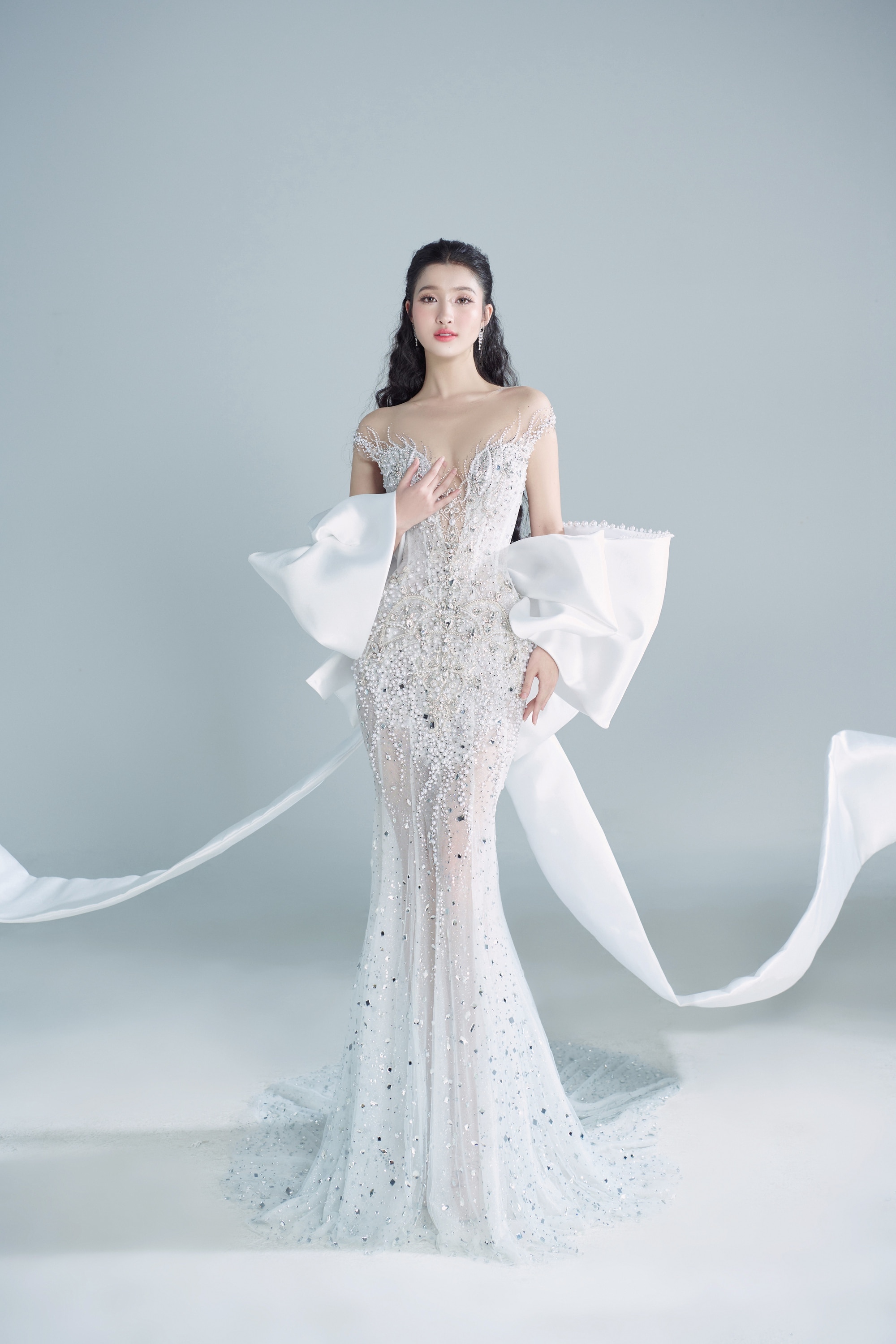 Ngơ ngẩn ngắm Phương Nhi &quot;lên đồ&quot; trắng muốt cho đêm chung kết Miss International 2023 - Ảnh 1.