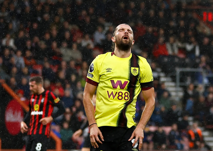 Jay Rodriguez (áo vàng) thi đấu trong trận Bournemouth 2-1 Burnley tối 28/10, trên sân Vitality. Ảnh: Reuters