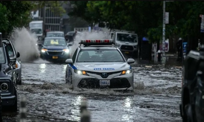 Mưa lớn khiến đường phố New York ngập nước hôm 29/9. Ảnh: AFP