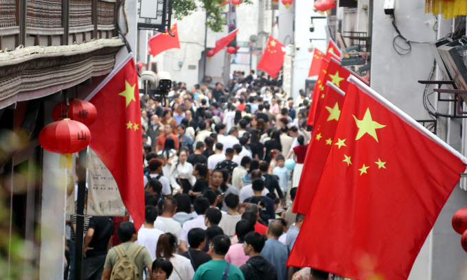 Du khách Trung Quốc đổ về một phố cổ ở Tô Châu, Giang Tô, Trung Quốc, ngày 1/10. Ảnh: AFP