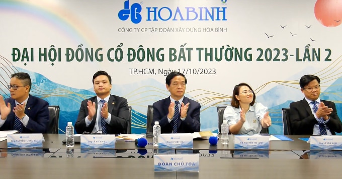 Ông Lê Viết Hải (giữa) tại đại hội cổ đông bất thường lần thứ 2 chiều 17/10. Ảnh: Thi Hà