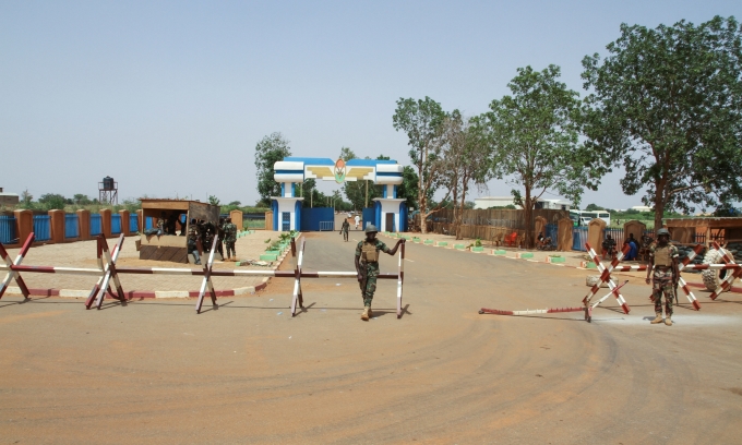 Bên ngoài căn cứ quân sự Pháp ở Niamey, Niger, hôm 8/9. Ảnh: Reuters