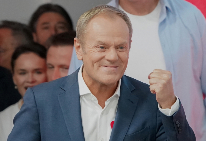 Lãnh đạo phe đối lập Donald Tusk vui mừng khi kết quả thăm dò được công bố ngày 15/10 tại trụ sở đảng ở Warwa, Ba Lan. Ảnh: AFP