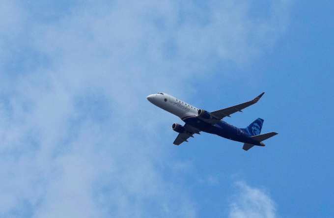 Một máy bay của hãng Alaska Airline cất cảnh ở Alberta, Canada, ngày 10/7. Ảnh: Reuters