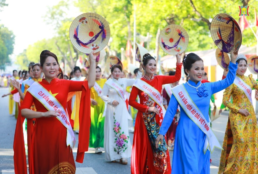 Những khoản khắc Carnaval Thu Hà Nộ rực rỡ sắc màu