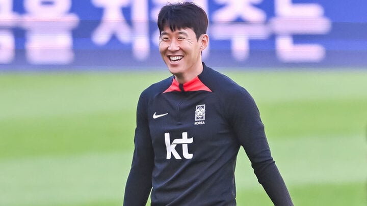 Son Heung-min tươi cười trong buổi tập. (Ảnh: OSEN)