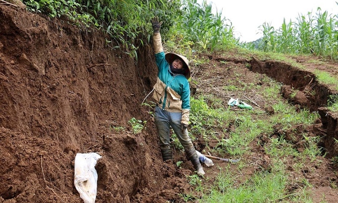 Mặt đất bị sụt lún sâu khoảng 2 m. Ảnh: Ngọc Oanh