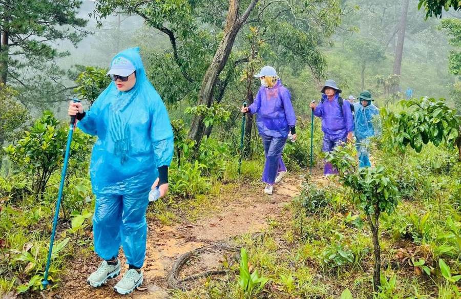 Đi trekking gặp trời mưa thì vất vả hơn. Ảnh: Duy Tuấn