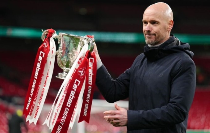 Ten Hag nâng Cup Liên đoàn Anh sau trận chung kết trên sân Wembley ngày 26/2. Ảnh: PA